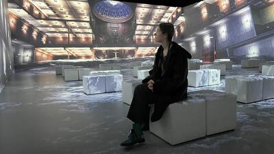 Redakteurin vor Titanic-Projektion