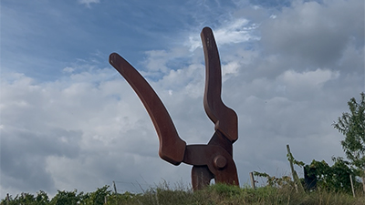 Überdimensionale Weingartenschere als Skulptur im Freien am Weinweg Langenlois