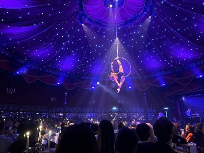 Aerial Hoop Artistin Manda Rydman schwebt in Spagatfigur über der Bühne des Palazzo in Wien