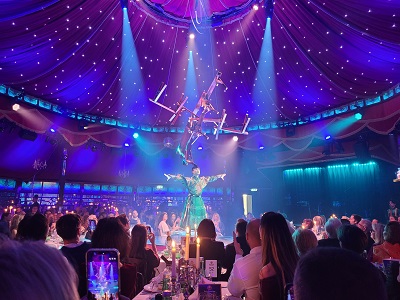 Palazzo Künstler Liu Wenlong balanciert verkeilte Holzbänke auf seiner Stirn inmitten des Spiegelpalastes in Wien