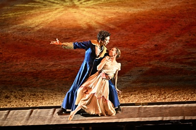 Maxim Chashchegorov hält Katharina Markowskaja in den Armen bei ihrem Auftritt in der Pferdeshow Mondwind.