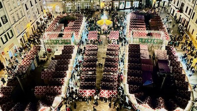 Die Weihnachtsmarktstände am Hauptplatz (Hlavné námestie) von Bratislava von oben betrachtet.