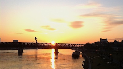 Blick vom Donauufer der Eurovea Mall in Bratislava auf die Alte Brücke (Starý most), den UFO-Brückenpfeiler der Brücke des Slowakischen Nationalaufstands (Most SNP) und die Burg.