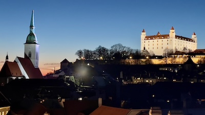 Der Martinsdom und die Burg von Bratislava bei Nacht.