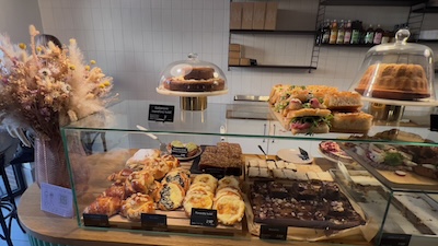 Theke der Café Bäckerei Fertucha (pekáreň Fertucha) in Bratislava mit Mehlspeisen und Sandwiches.