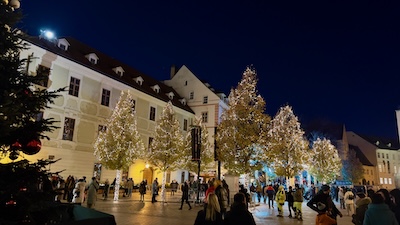 Der Franzsikanerplatz (Františkánske námestie) von Bratislava mit vielen hell erleuchteten Christbäumen.