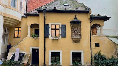 Das Gartenhäuschen des ehemaligen Geburtshauses von Johann Nepomuk Hummel. Heute Hummel Museum.