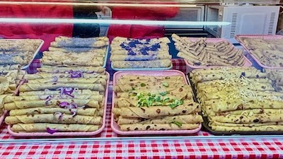 Lokše in allen Varianten in einer Theke am Weichnachtsmarkt von Bratislava.