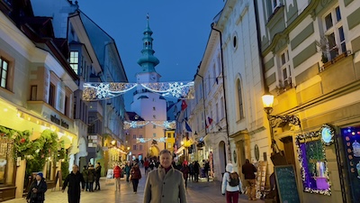 Blick in die Michalska und auf das Michalska brana, das Michaelertor in der Altstadt von Bratislava. Weihnachtsbeleuchtung, abendliches Treiben