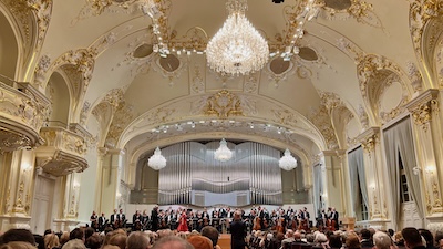 Innenraum der Slowakischen Philharmonie (Slovenská filharmónia) Bratislava während eines Konzerts. Blick von einer hinteren Sitzreihe Richtung Bühne.