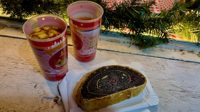 Zwein Punschbecher und ein Stück Monstrudel, etwas Tannenreisig.