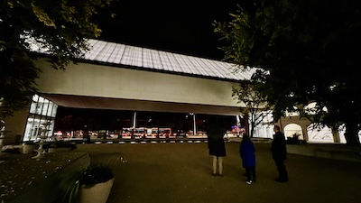 Der brutalistische Anbau der Slowakischen Nationalgalerie in Bratislava bei Nacht.