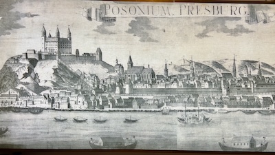Ein alter Stich von Bratislava von etwas 1735, mit der Burg, Altstadt, davor die Donau.