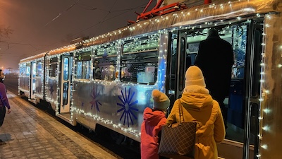 Weihnachtsstraßenbahn in Bratislava. Außenansicht.