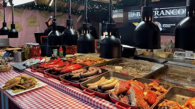 Würste und Koteletts auf einem Stand am Weihnachtsmarkt von Bratislava.