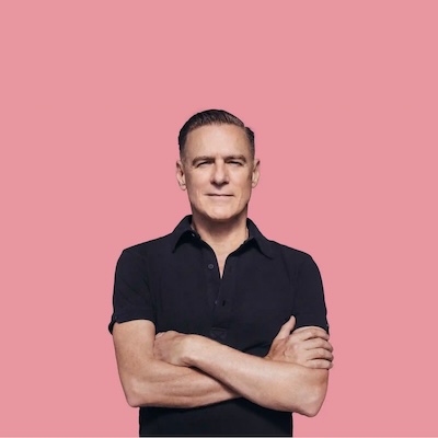 Bryan Adams vor rosa Wand
