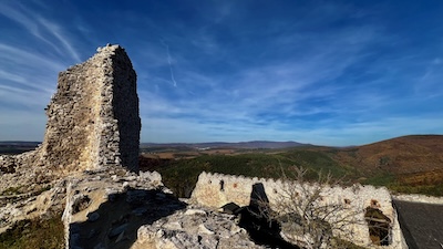 Blick von den Ruinen der Burg Čachtice in der Slowakei in Richtung der Weißen Karpaten.