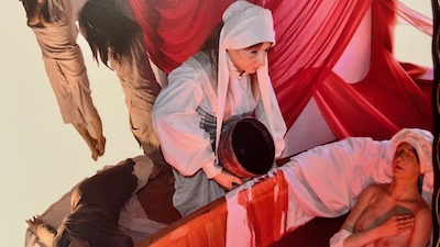 Wachsfiguren, die die Blutgräfin Elisabeth Bathory in einer Badewanne voll von Blut zeigen. Eine Dienerin ist dabei, weiteres Blut aus einem Eimer in die Wanne zu gießen.