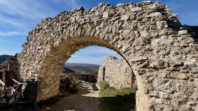 Torbogen eines Zwingerhofs zwischen innerer und äußerer Burgmauer der Burgruine Čachtice.