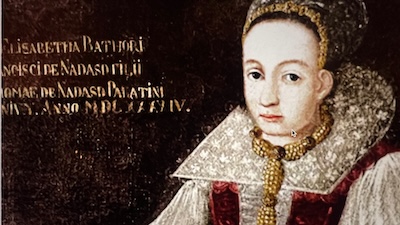 Porträt der Hochadeligen Elisabeth Báthory mit Halskrause vor schwarzem Hintergrund.
