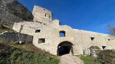 Der Eingang zum Nordflügel der Burg Čachtice. Links der Hufeisenturm mit zwei Fensterluken.