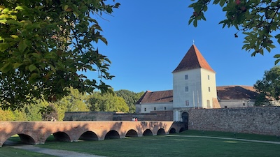 Das befestigte Schloss Schloss Nádasdy in Sárvár. Gesamtansicht mit der Bogenbrücke über dem Wassergraben.