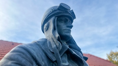 Milan Rastislav Štefánik - Denkmal, Ausschnitt. Sein Kopf mit Fliegermütze. Statue von Bohumil Kafka.