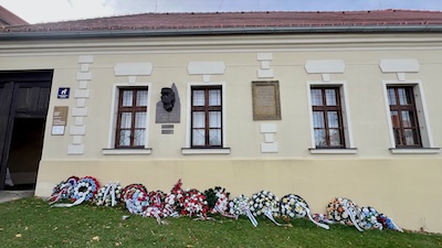 Geburtshaus von Štefánik in Košariská, heute ein Museum, zahlreiche Kränze entlang der Wand eines einstöckigen Gebäudes.