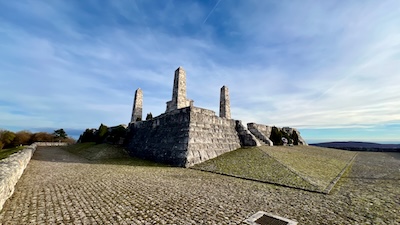 Mohyla Milana Rastislava Štefánika nad Bradlom. Der Grabhügel von Milan Rastislav Štefánik auf dem Bradlo. Ein monumentales Grabmal aus der Zwischenkriegszeit, klassisch-kubistisch, monumental, vor blauem Himmel.