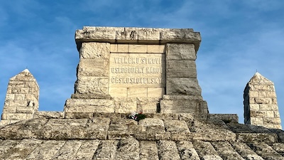 Grabmahl von Milan Rastislav Štefánik am Bradlo in der Slowakei. Inschrift Veľkému synovi oslobodený národ československý - Dem großen Sohn des befreiten tschechoslowakischen Volkes