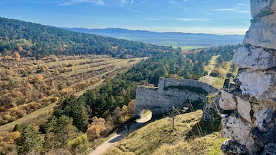 Blick vom Hang der Burgruine Čachtice über das Südtor der Burg zum westkarpatischen Inowetz-Gebirge.