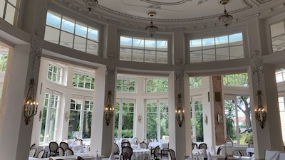 Der Jugendstil-Speisesaal des Hotels Thermia Palace in Piešťany. Hohe gegliederte Fenster, lichtdurchflutet.