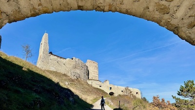 Blick durch das Südtor der Burgruine Cachtice auf die Burgruine, strahlend blauer Himmel