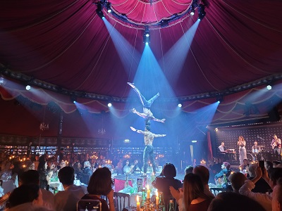 Ein Künstler balanciert auf der Bühne im Palazzo kopfüber mit seinem Kopf auf dem seines stehenden Partners - ein Kunststück der Mohammed Brothers