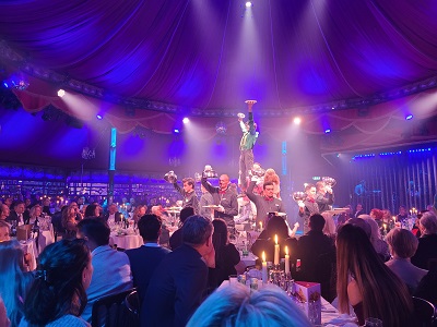 Serviceteam präsentiert die Cloche anhebend Ente als Hauptgang auf der Bühne im Spiegelpalast