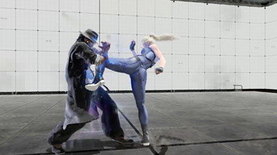 Ein weiblicher Charakter in Virtua Fighter 6 kickt einen Mann mit Hut