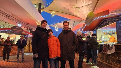 Familie im Adventmarkt in Mörbisch