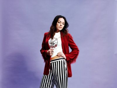 Amy Macdonald vor violetter Wand