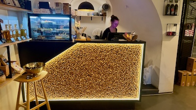 Eine beleuchtete Theke ganz aus Mandelschalen. 