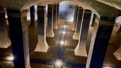 Wasserspeicher 1917 mit Blick von oben auf die Säulen und den Boden