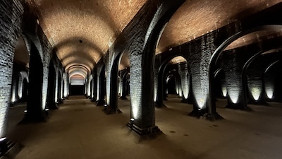 Dunkle Säulen in einem ehemaligen Wasserreservoir
