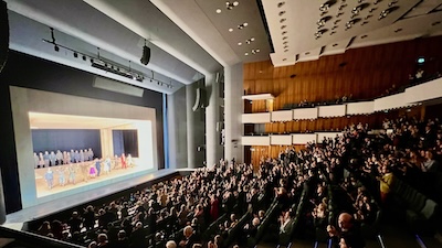 Blick in den Zuschauerraum des voll besetzten Janáček Theaters in Brno beim Schlussapplaus einer Opernvorstellung.