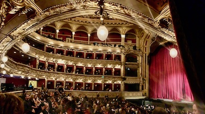 Blick in den Zuschauerraum des Mahenovo divadlo in Brno.