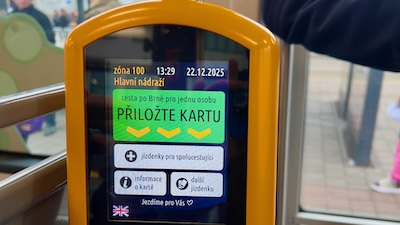 Fahrkartenautomat in einer Straßenbahn in Brünn.
