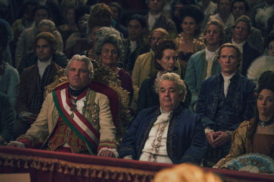 Publikum in barockem Kleidungsstil in einer Opernloge, vorne links: Kaiser Joseph II mit rot-weiß-grüner Schärpe