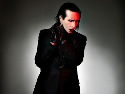 Marilyn Manson vor grauer Wand