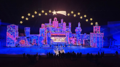 Buntes Lichtmapping auf riesiger Weihnachtsgrippe