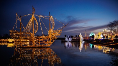 Schiff aus Lichtern im Wasser des Neusiedler Sees im Lichtergarten des Winterwunder Mörbisch