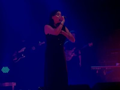 Sängerin und Rapperin Yasmo auf der Bühne