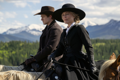 Junger Mann und Frau mittleren ALters auf braunen Pferden sitzend....dahinter pittoreske Landschaft (schneebedeckte Berge, Wald)